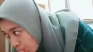 Hijabi girl sucks her stepbrother’s dick in Bangladeshi porn