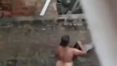 Desi aunty nude captured on while bath on outdoor, for your pleasure