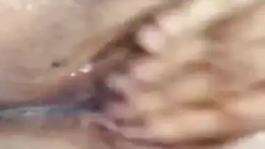 Beautiful tanker Bhabi Fingering her wet pussy 2 video’s part 2