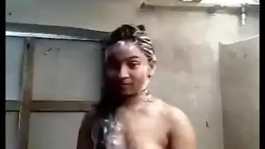 Desi village girl show her big boob bath video