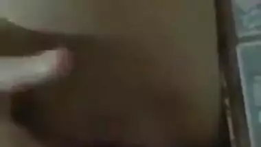 Desi girl showing her nude body in bathroom