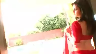 Sunny Leoni Teasing in Red Saree - hottest Video in HINDI