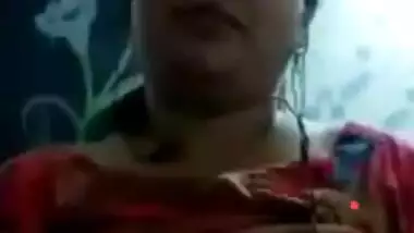 Married Bhabhi showing boobs to BF on video call
