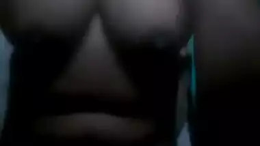 Desi temptress sees nothing wrong in showing off XXX breasts and nipples