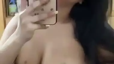 Pakistani sex MMS of a naked girl showing her body