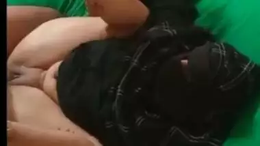 A hijabi lady gets fuck by her shauhar’s rich friend