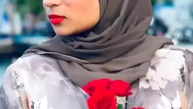 Sexy Hijabi Girl Showing