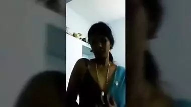 Tamil married girl showing her boobs with audio