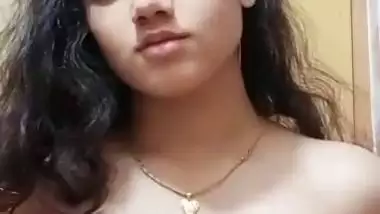 Bangladeshi TikToker girl naked boobs playing viral MMS