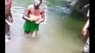 Desisex movie of a juvenile pair enjoying outdoor sex in a pond