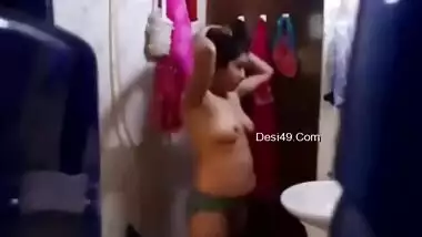 Today Exclusive- Sexy Desi Bhabhi Bathing Record In Hidden Cam Part 1