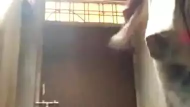 Desi bhabhi bathing vdo captured