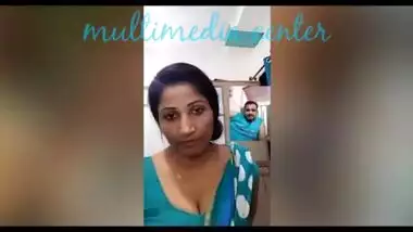Hot Desi aunty saree navel show
