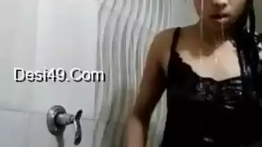 Solo video of the good-looking Indian chick washing young body