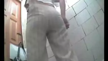 Aunty Caught Peeing In Toilet - Movies.