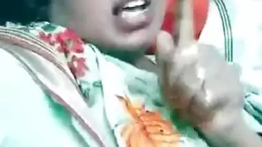 Dehati Bhabhi boob show on live cam MMS video