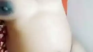 Desi shows how beautiful a woman's body is when she is pregnant