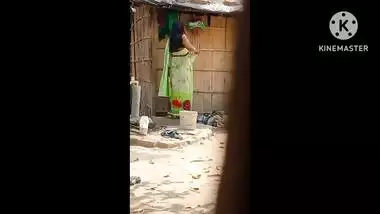 Neighbor bhabhi outdoor nude bath dress change