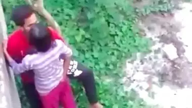 Desi college couple caught fucking outdoor