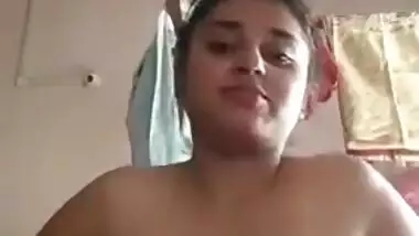 Desi girl show her big boobs