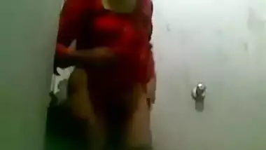 Pakistani amateur girl on webcam stripping...