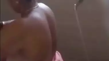 Big ass mature Indian aunty bathing videos online