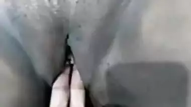 Mature shaved pussy fucking on cam