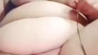 Chubby bhabhi naked pussy rubbing on video call