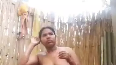 Desi village girl cleaning pussy while bathing outdoors