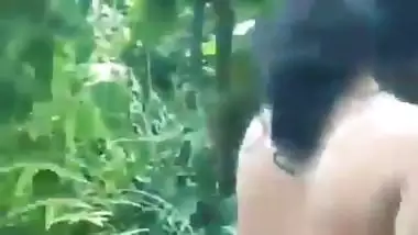 Village couple’s outdoor Indian sex video from the forest