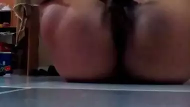 Famous delhi bhabhi fingering pussy and giving closure of ass