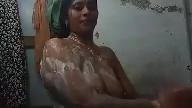 Desi aunty hot bathing