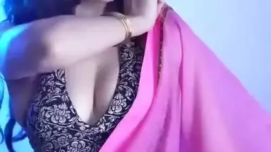 DESI DESIRE BABE SEXY HOT AND SIZZLING IN SAREE