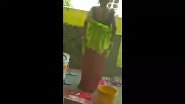 Desi village bhabhi outdoor bathing secretly record