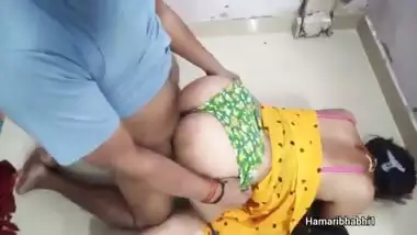 Hot indian desi bhabhi fucked in yellow saree.