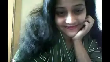 Hindi porn scandal of mature aunty masturbate with long dildo on cam