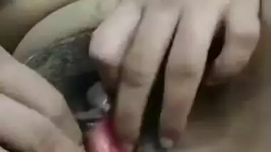 Solo MMS video of naughty Desi wife sticking a banana into XXX slit