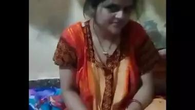 Cute housewife bhabhi janaki sexy thigh show