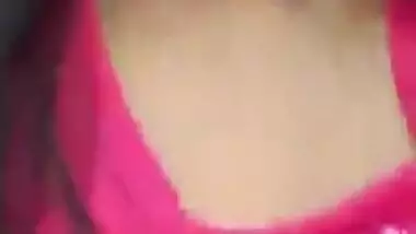 Desi Babe Showing Her Boobies in Bra