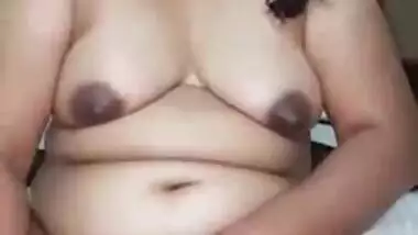 Mature South Indian Aunty Dildoing With Veggie