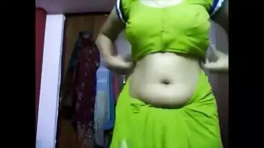 Desi bhabhi navel hole open show in saree nude with hugetits