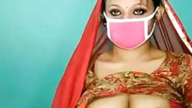 Desi girl playing on webcam and showing her big boobs