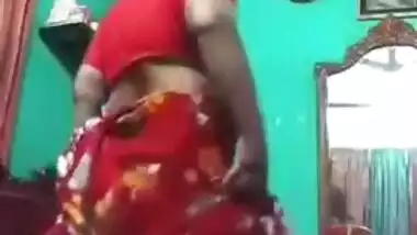 Camera captures Bangladeshi Desi slut who strips for money in XXX video