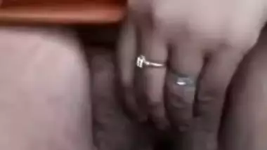 Desi woman with no panties shows off hairy pussy in XXX video going MMS