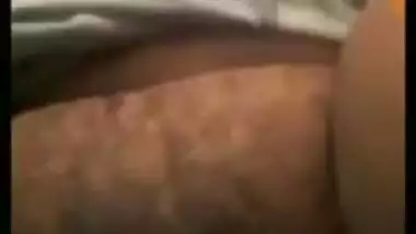 Bitch gives XXX close-up of her hairy Desi twat during video call