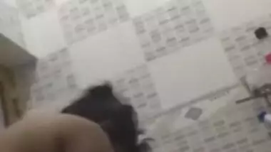 Today Exclusive- Lankan Bhabhi Showinh Bathing On Video Call