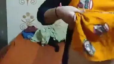 Sexy housewife removing cloths mms