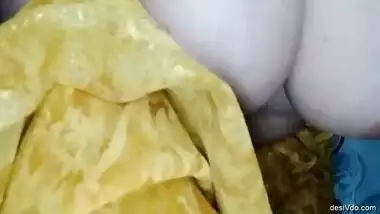 Desi Aunty in Saree showing her Big Boobs